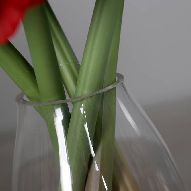 Aranjament premium cu 5 fire de amaryllis artificiale rosii in vas de sticla, 53 cm