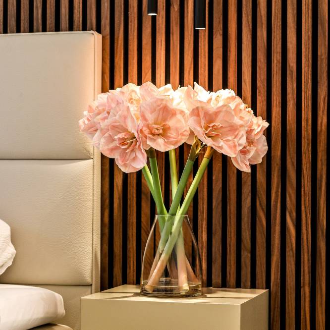 Aranjament premium cu 5 fire de amaryllis artificiale roz in vas de sticla, 53 cm