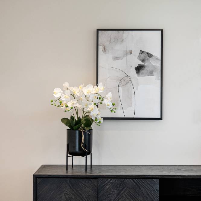 Orhidee artificiala alba in ghiveci negru de metal cu picioare, 85 cm