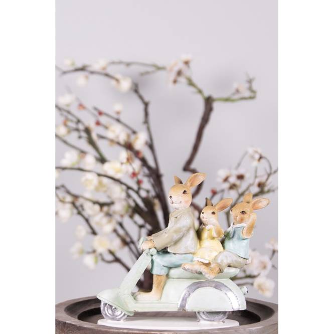 Decoratiune Paste Familie de Iepurasi pe scooter polirasina 17 cm