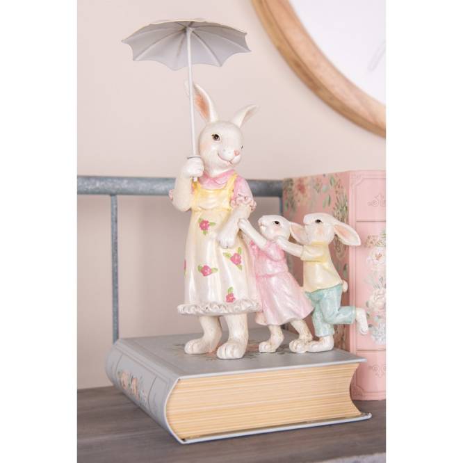 Decoratiune Pasti mama iepuras cu 2 copii sub umbreluta, 22 cm